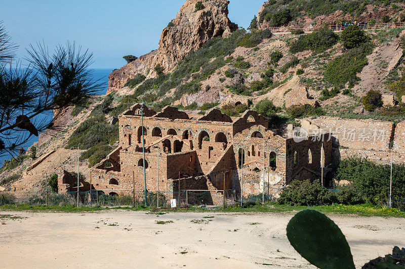 意大利撒丁岛内比达Miniera di Nebida的Laveria Lamarmora山边被遗弃和被忽视的旧建筑